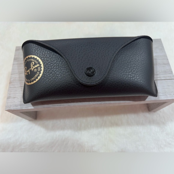 🕶️ Ray-Ban Black Case with Velvet Interior  🕶️ - Picture 3 of 5